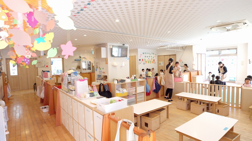 仕切りのない開放感のある保育室